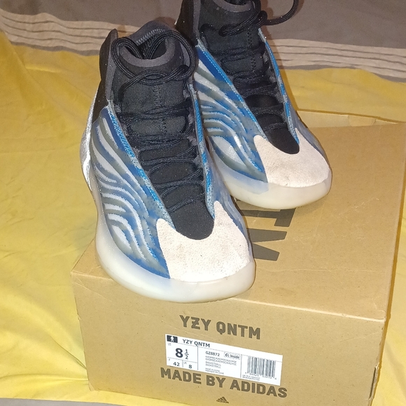 YEEZY QNTM ICE BLUE GLOW IN DARK - Picture 3 of 5